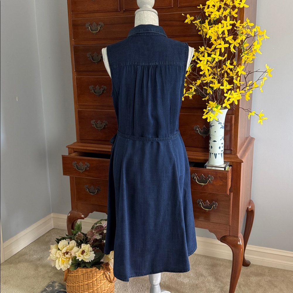 Banana Republic Chambray Denim Blue
Sleeveless Lyocell Shirtdress Size 10 - Picture 5 of 14